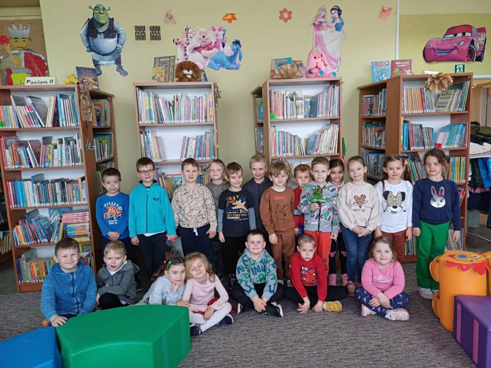 Zdjęcie przedstawia grupę 5-latków B z Publicznego Przedszkola w Poddębicach