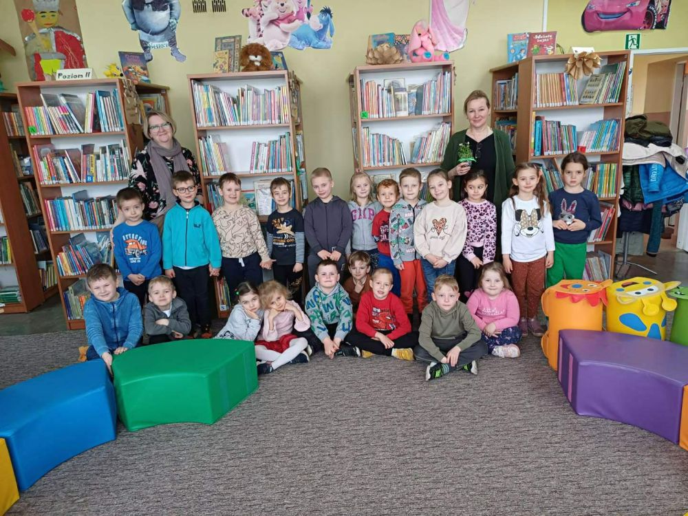 Zdjęcie przedstawia grupę 5-latków B z Publicznego Przedszkola w Poddębicach prz ul. Miłej